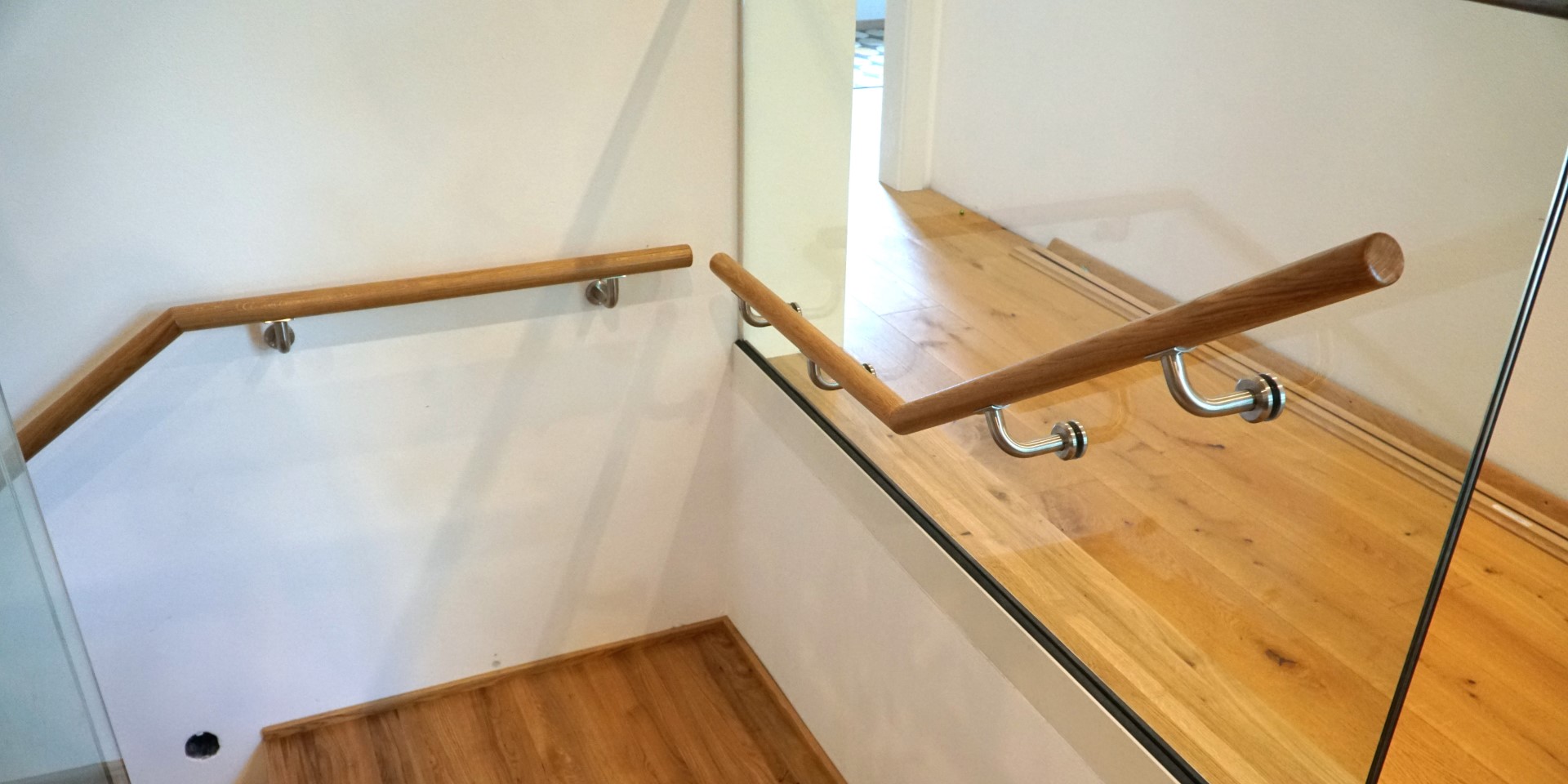 Holzstufen Handlauf Glas