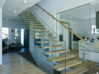 Glastragende Treppe Holzstufen