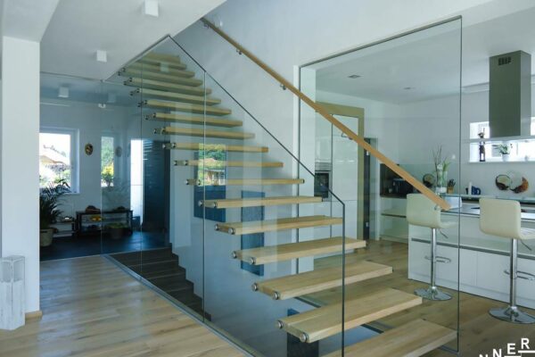 Glastragende Treppe Holzstufen