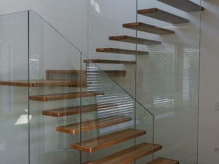 Stiegenanlage Nurglasgeländer Holzstufen