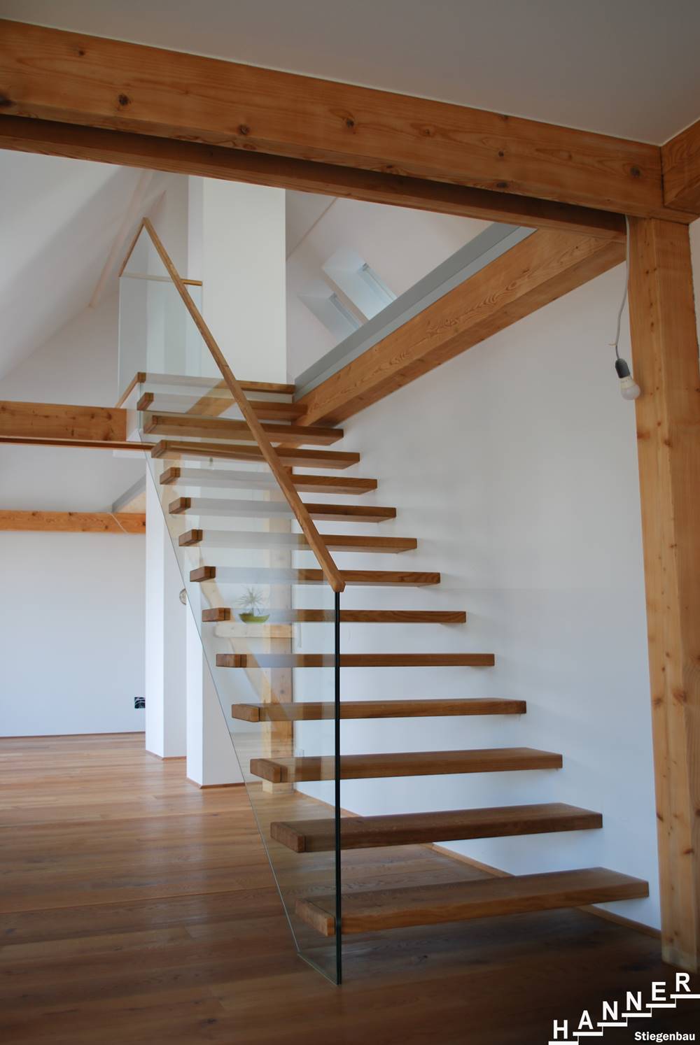 Glastragende Treppe Holz