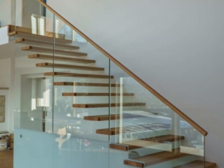 Holztreppe Glasgeländer Milchglas