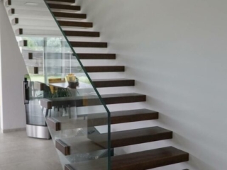 Kragarmtreppe Glasgeländer