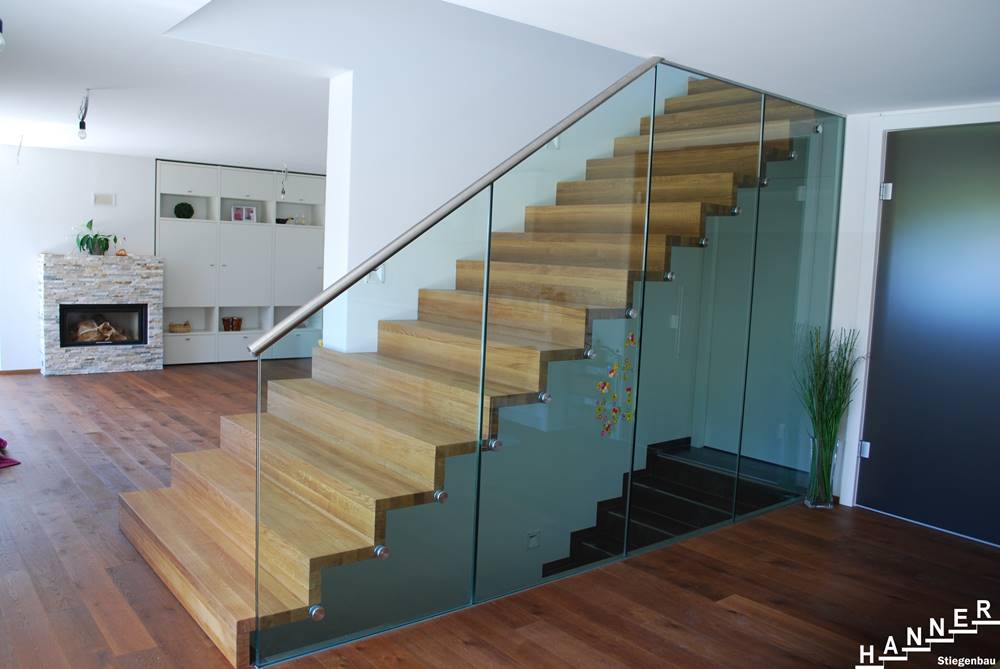 Faltwerk-Treppe Glasgeländer