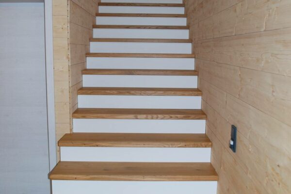 Holzstufen weiße Setzstufen