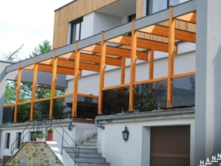 getöntes Glasgeländer Holzsäulen