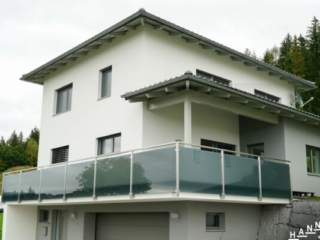 schwarzes Glasgeländer