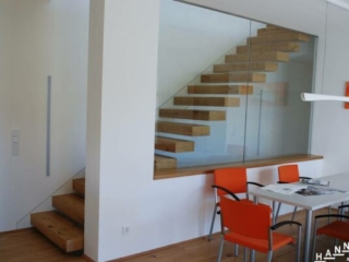 Kragarmtreppe Glasgeländer Holz