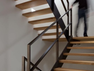 Holztreppe Metallgeländer schwarz