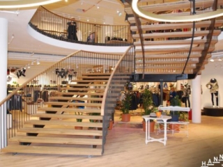 Holztreppe Gel&auml;nder schwarz