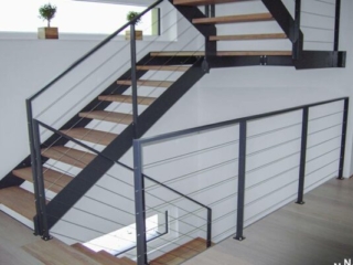 Metalltreppe schwarz Holzstufen