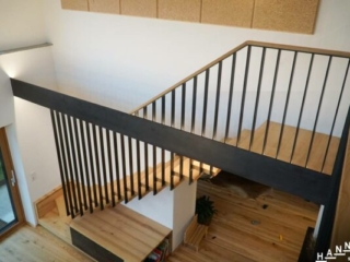 Metallgel&auml;nder Holztreppe