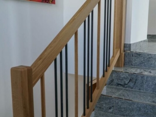 Holzgeländer schwarze Metallstäbe