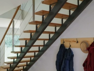 Holztreppe Metallholme Glasgeländer