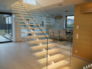 weiße Treppe Glasgeländer