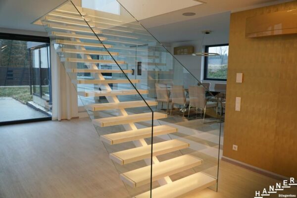 weiße Treppe Glasgeländer