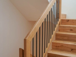 Holzgeländer schwarze Stäbe