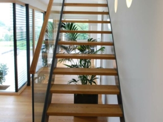 Metalltreppe Holzstufen Glasgeländer