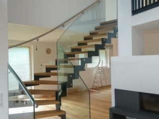 Holztreppe Metallwangen Glasgeländer