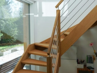 Holztreppe Metallstäbe