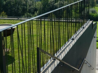 Metall Geländer schwarz Schnüre