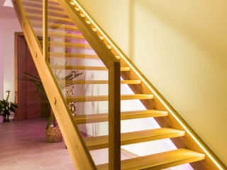 Holztreppe Beleuchtung Glasgeländer
