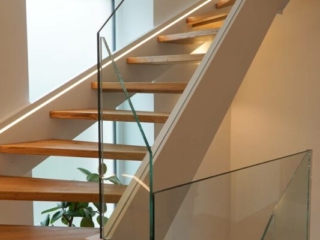 Holztreppe Weiß Glas