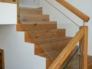 Holzgeländer Glasfüllung Holzstufen