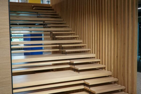 Holztreppe Riegelgeländer Tribüne