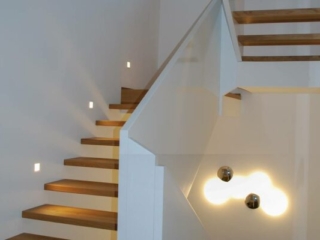 Holztreppe Weißes Plattengeländer