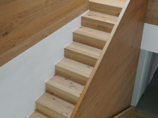 Holztreppe Plattengeländer Holz