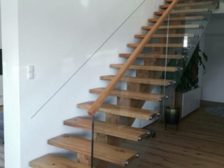 Holztreppe Glasgeländer Mittelholm