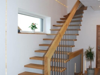 Holztreppe Metallstäbe schwarz