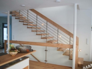 Geländertragende Holztreppe