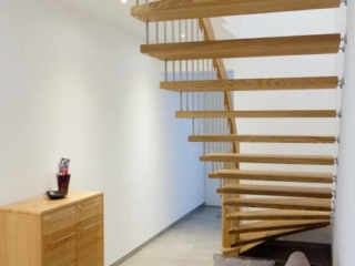 Holz Treppe Metallstäbe