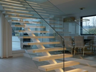 Treppe Weiß Glasfelder