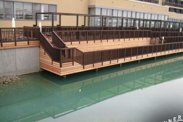 Holzgeländer Riegel Schwimmbad